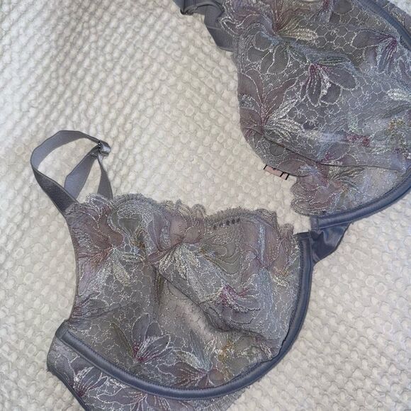 Victorias Secret Very Sexy Unlined Embroidered Demi Bra - Picture 3 of 4